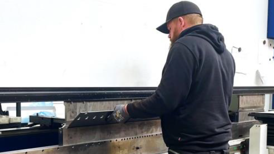 Mitarbeiter bei der Kantbearbeitung